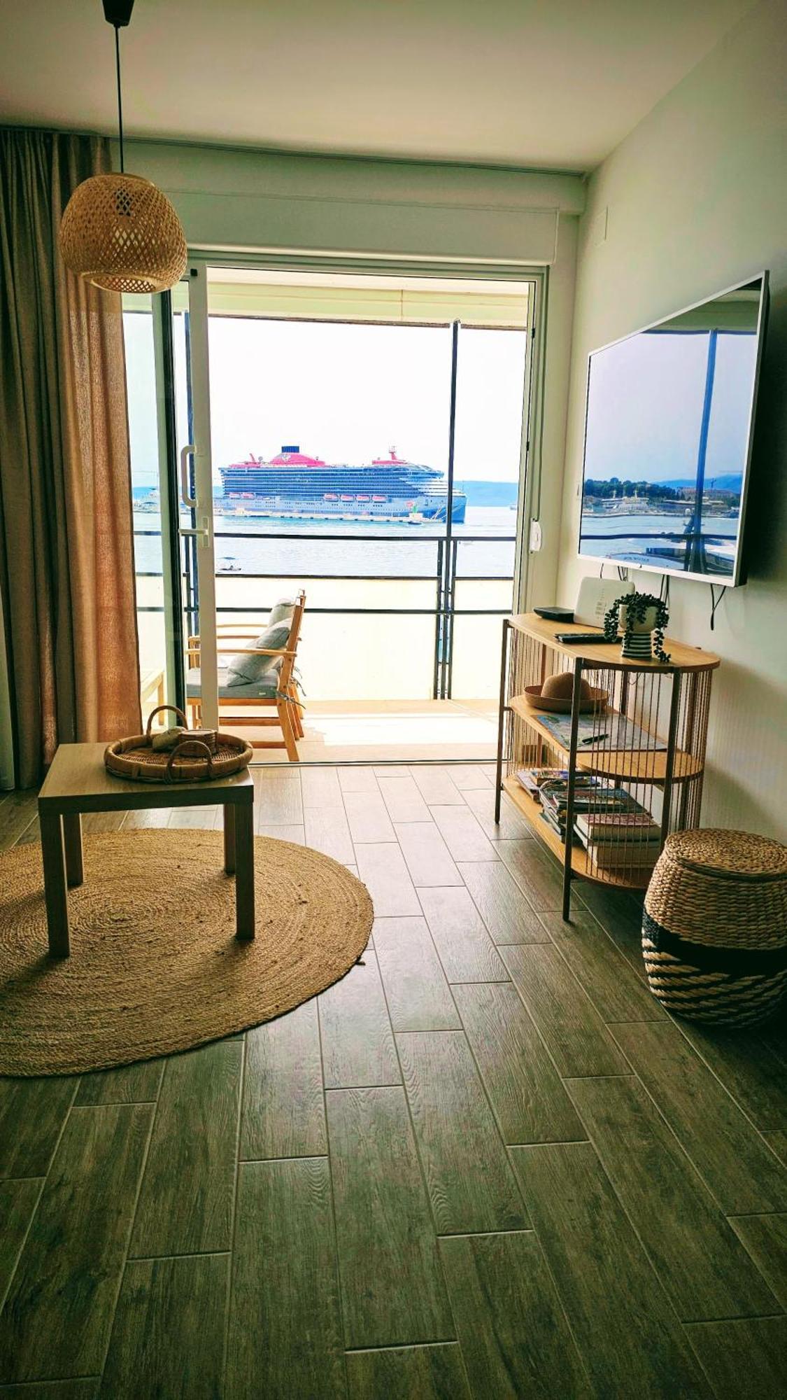 Sun And Sea Deluxe Apartment